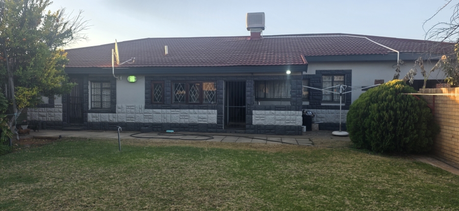 4 Bedroom Property for Sale in Rhodesdene Northern Cape